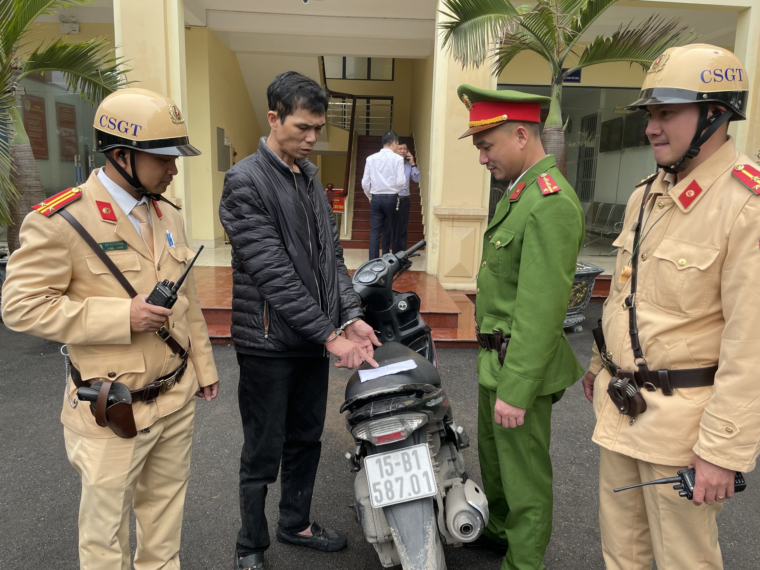 Xử lý nghiêm đối tượng đi xe mô tô, xe gắn máy lạng lách trên đường phương tiện theo quy định.